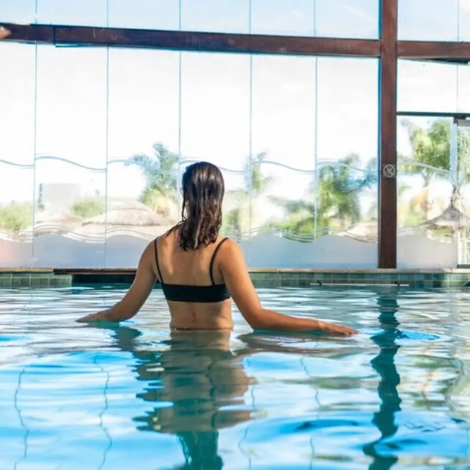 Vista panorámica pileta y quincho en Grindelia Las Gaviotas